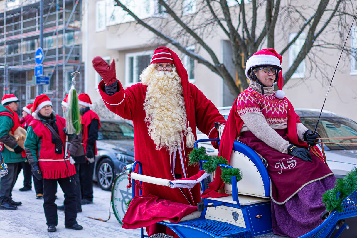 Tampereen jouluparaati 2023: joulupukki ja joulumuori