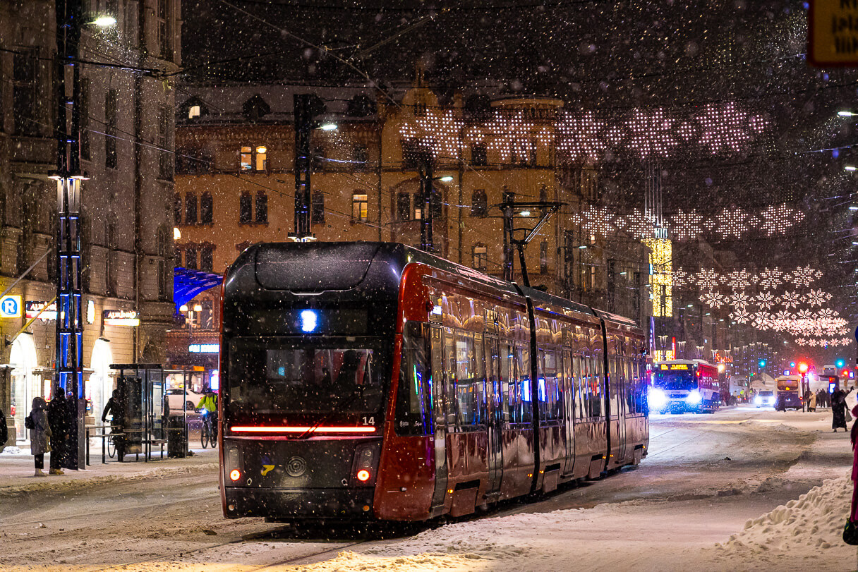 Raitiovaunu Hämeenkadulla lumisateessa valoviikkojen aikaan.
